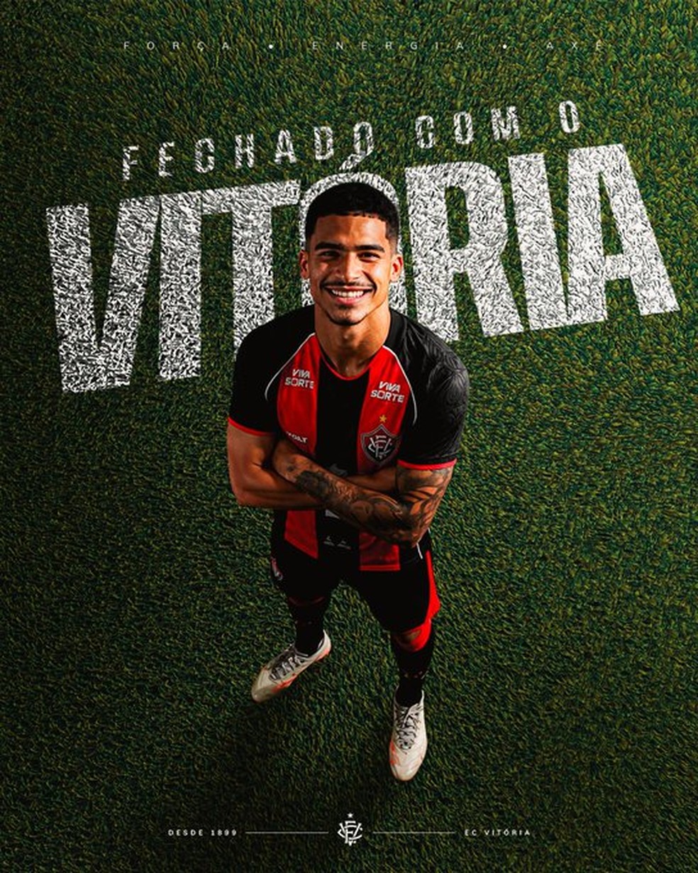 Vitória compra Renê: atacante posa com a camisa do clube