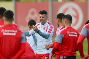Paulo Pezzolano orienta treino antes dos jogos-treino no Beira-Rio