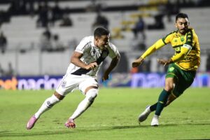 Jogadores da Ponte Preta em ação contra o Cuiabá