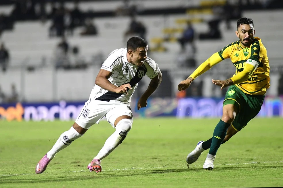 Jogadores da Ponte Preta em ação contra o Cuiabá