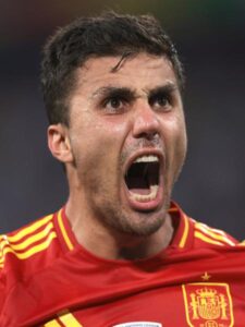 Rodri comemorando gol da Espanha durante jogo da Eurocopa