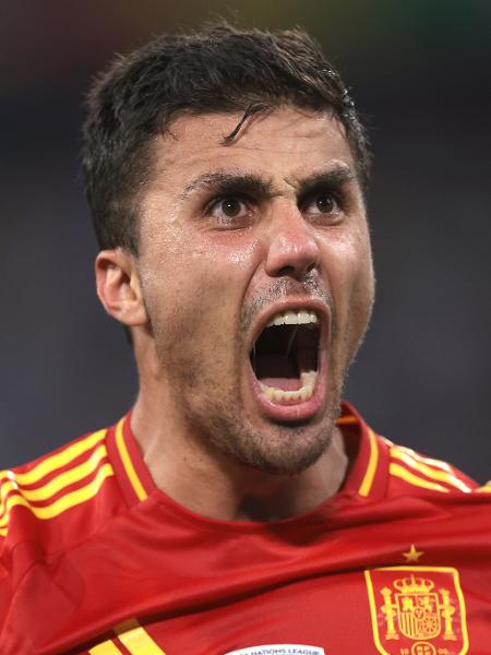 Rodri comemorando gol da Espanha durante jogo da Eurocopa