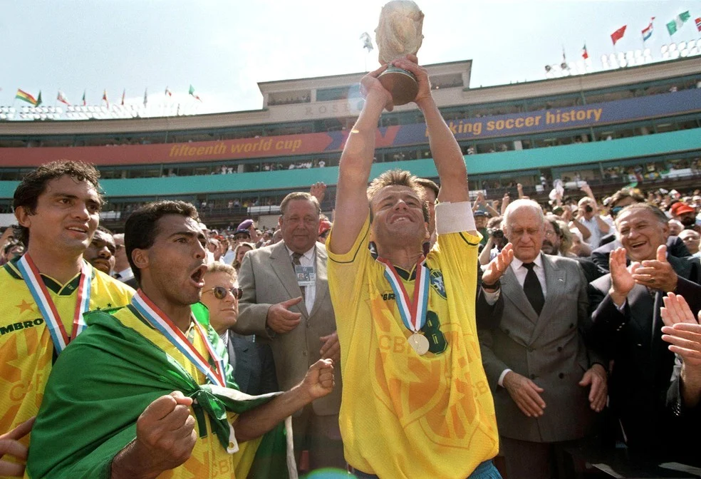 Dunga e Romário comemorando em 1994 — Memórias da Copa 1994
