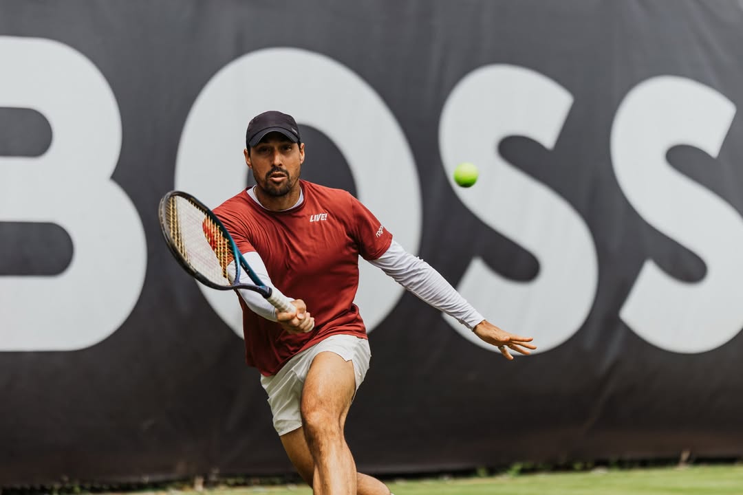 Romboli Nottingham final em quadra de grama
