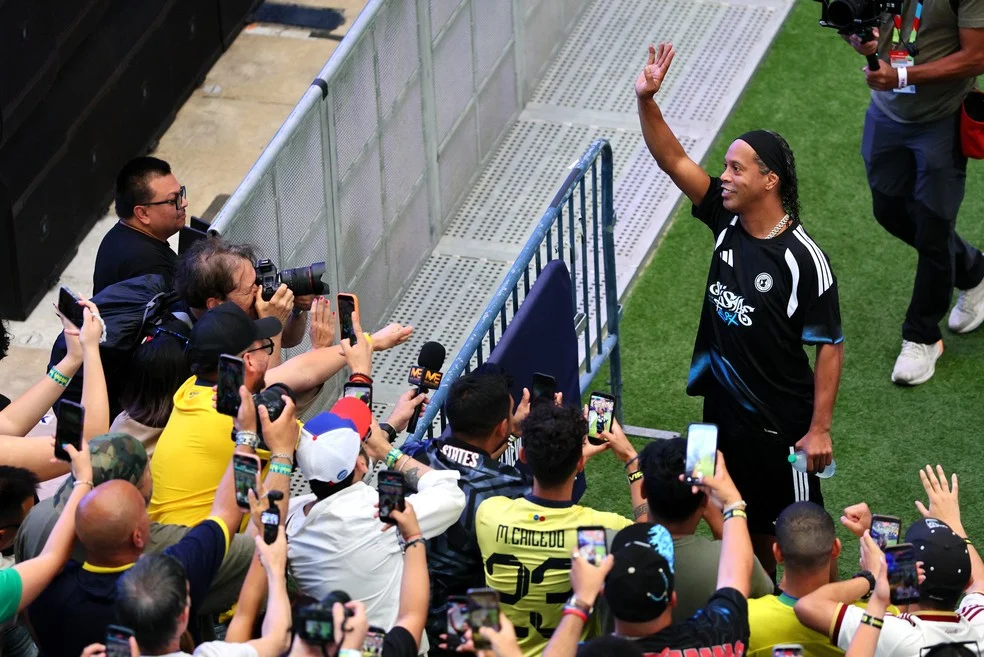 Ronaldinho no US Open acena para fãs na quadra