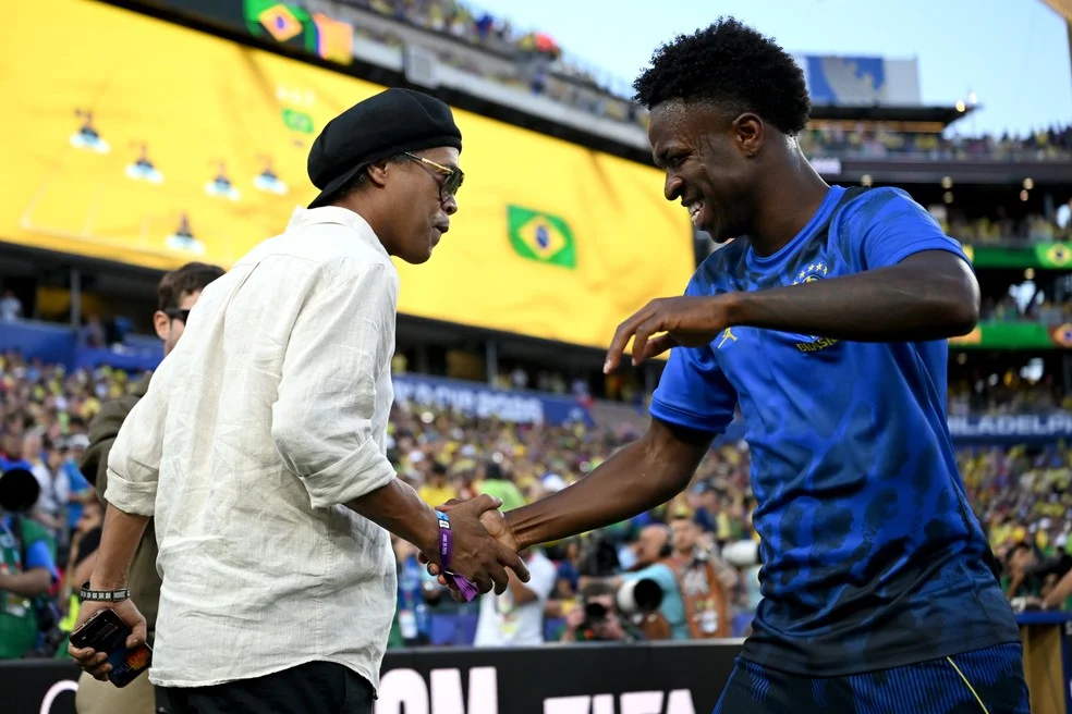 Ronaldinho Gaúcho investidor cumprimenta Vini Jr. antes de Brasil x Haiti
