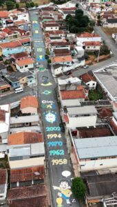 Rua pintada para a Copa do Mundo em Pouso Alegre (MG) com decoração verde e amarela
