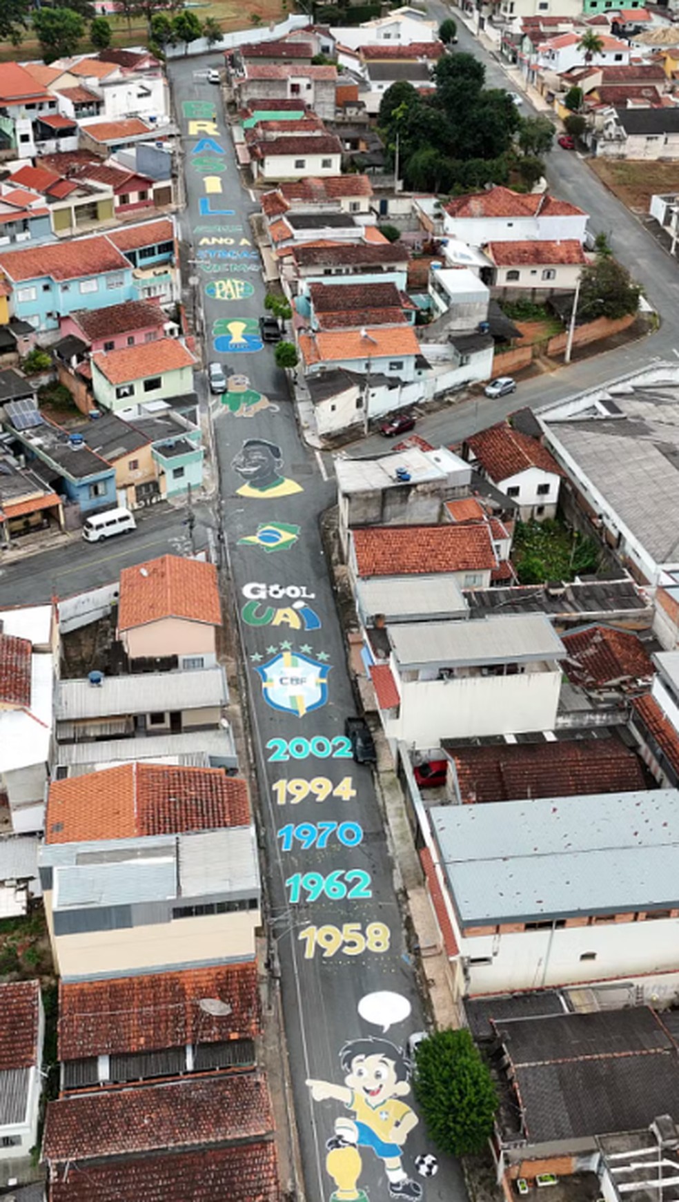 Rua pintada para a Copa do Mundo em Pouso Alegre (MG) com decoração verde e amarela
