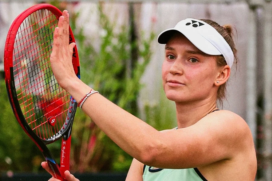 Rybakina estreia Wimbledon em quadra de grama