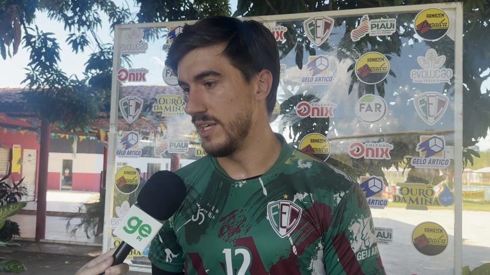 Arthur Gazze e Vini Jr: Vini Jr como goleiro na base