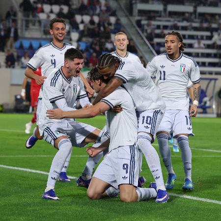 Seleção italiana comemora gol de Francesco Pio Esposito no amistoso contra Luxemburgo