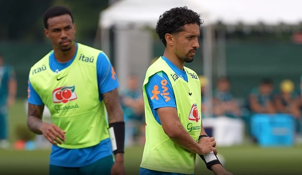 Marquinhos e Gabriel Magalhães consultando munhequeira tática