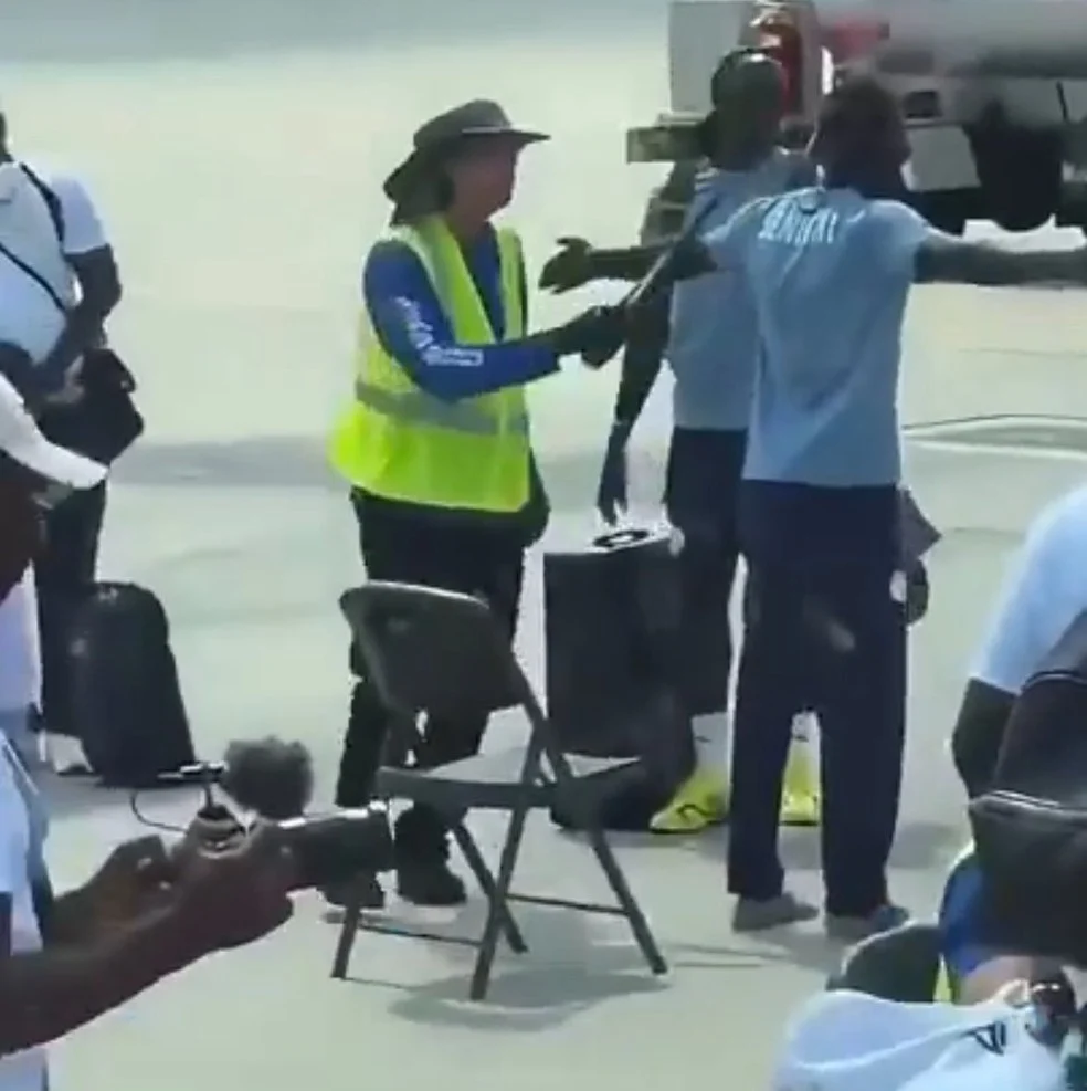 Revista em Senegal durante procedimentos de segurança no aeroporto