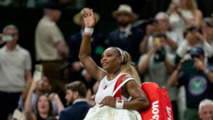 Serena Wimbledon acenando na cerimônia de Wimbledon