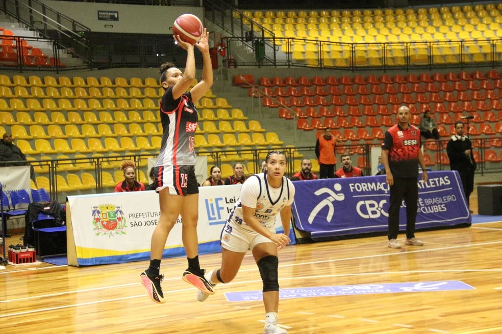 Jogadoras do Sesi Araraquara em partida contra São José — Sesi Araraquara