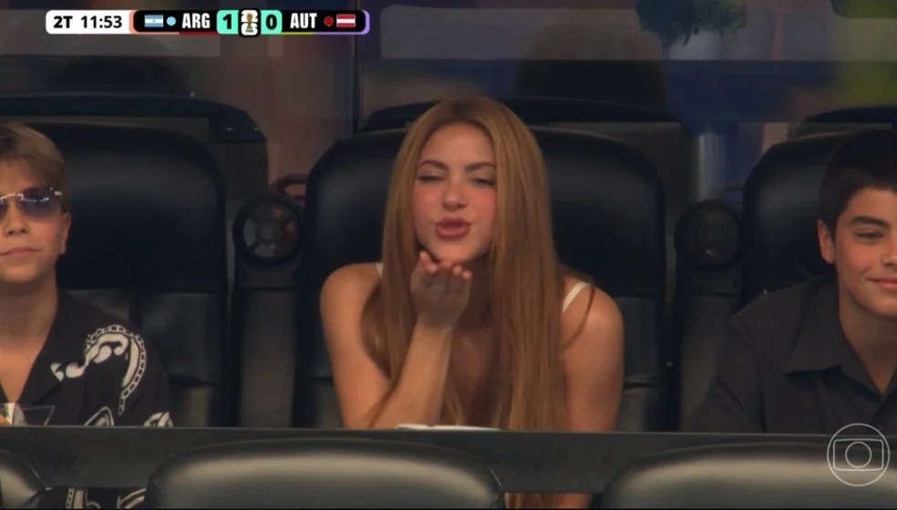 Shakira parabeniza Messi em Argentina x Áustria