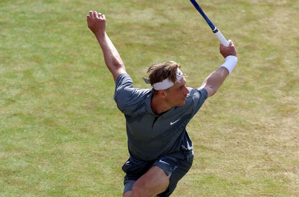Paul e Shapovalov em ação no Queen’s