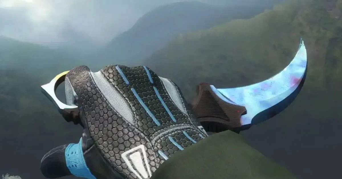 Jogador segurando skin faca CS2 em inventário