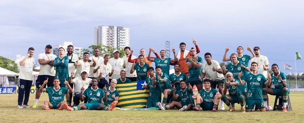 Elenco do Atlético-PI comemorando selo de clube formador da CBF