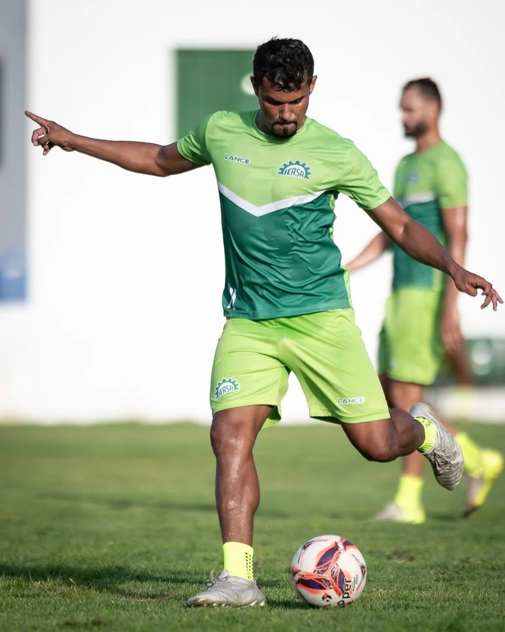 Max Oliveira com a camisa do Icasa