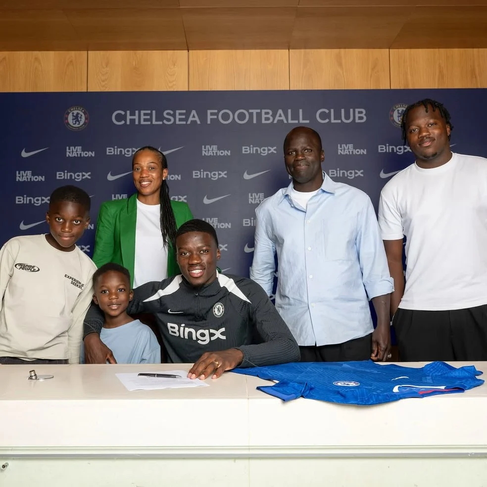 Mamadou Sarr assinando contrato com o Chelsea