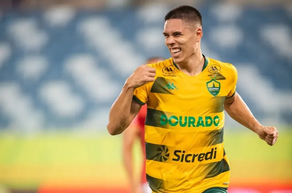 Calebe Cuiabá comemorando o gol decisivo contra o Vila Nova
