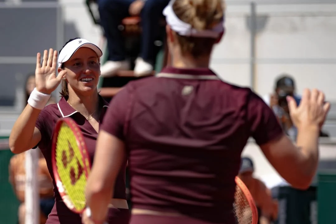 Stefani e Dabrowski em quadra de grama