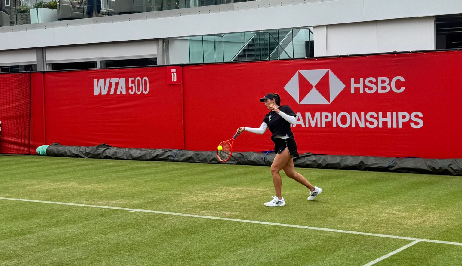 Stefani estreia na grama: treino antes da partida