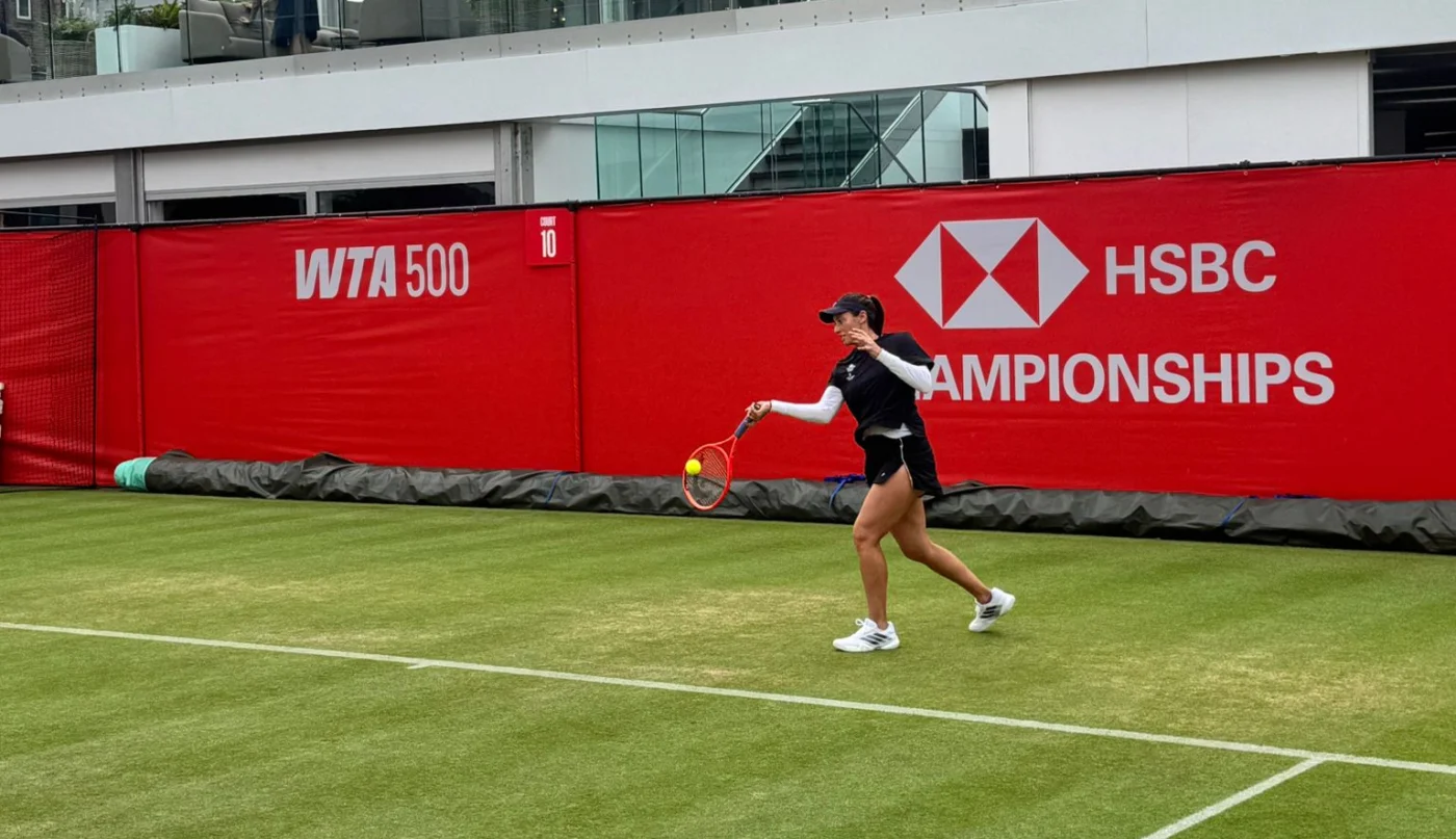 Stefani estreia na grama: treino antes da partida