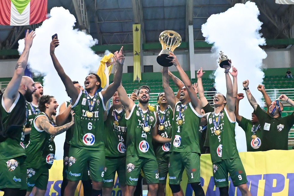 Basquete Tatuí comemorando título da Liga Ouro