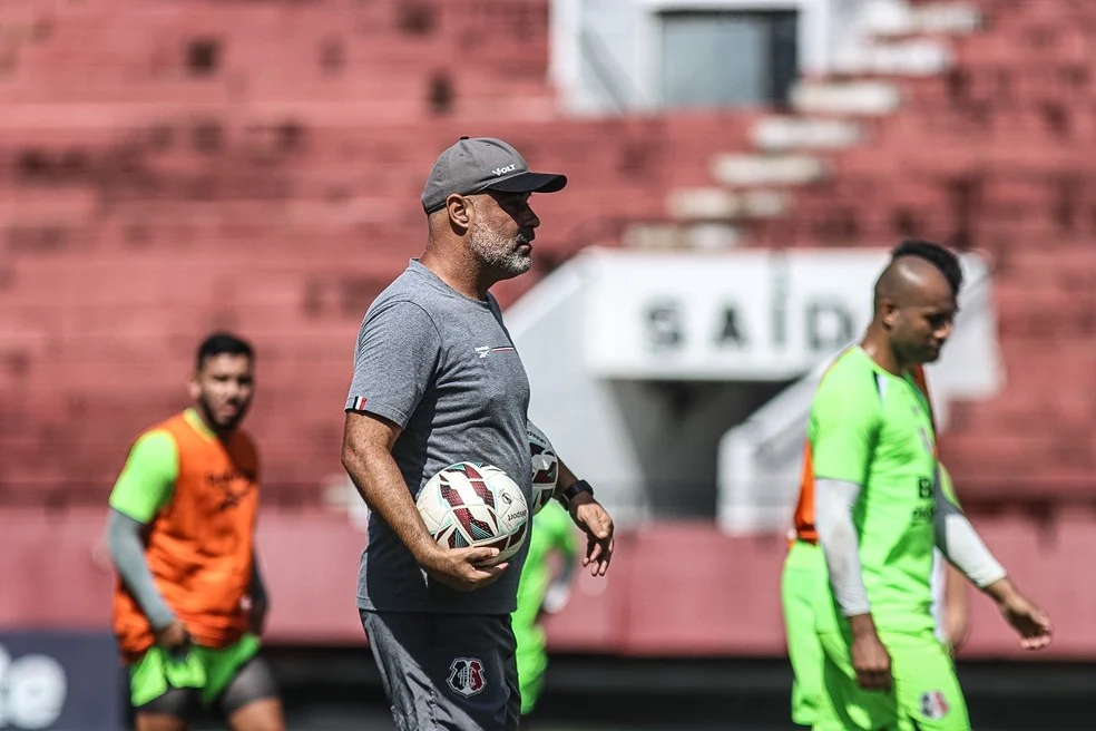 Técnico Cristian de Souza no treino do Santa Cruz antes do jogo pela manhã