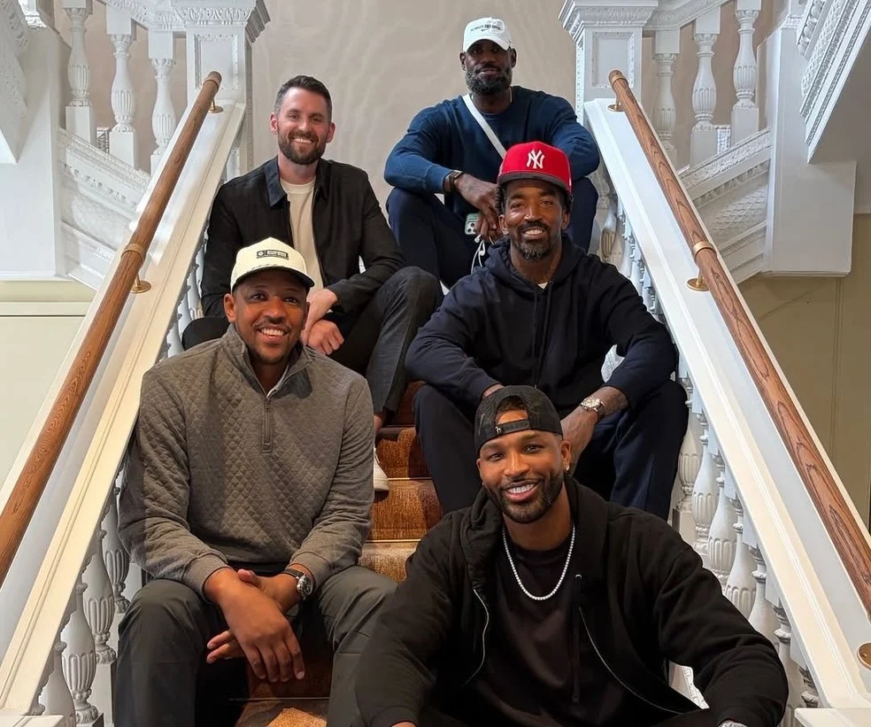LeBron James reúne elenco campeão dos Cavs perto da Tower Bridge