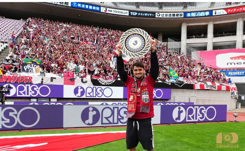 Thuler é eleito melhor da J-League segurando o troféu