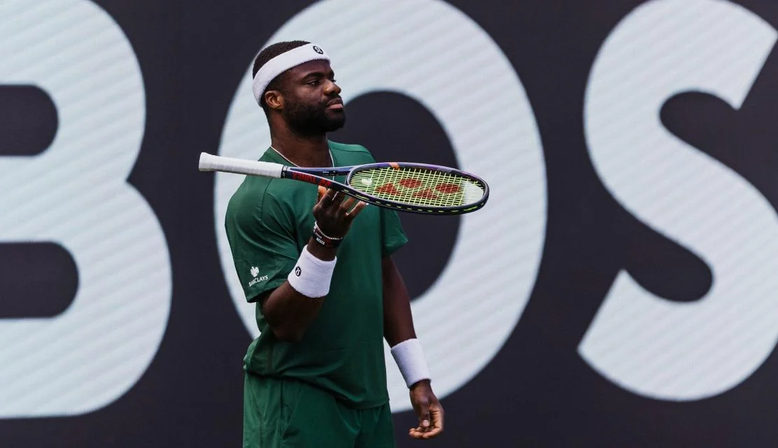 Tiafoe Lehecka Stuttgart em quadra - Tiafoe aguarda o saque