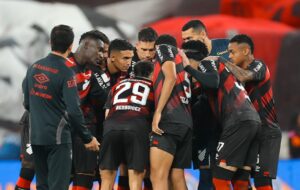 Jogos-treino do Athletico: roda de jogadores durante atividade no CT