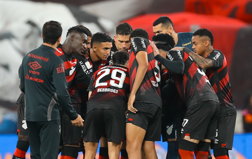 Jogos-treino do Athletico: roda de jogadores durante atividade no CT