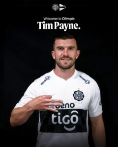 Tim Payne com a camisa do Olimpia