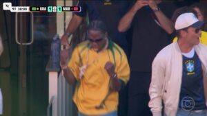 Travis Scott comemora Golaço de Vini Jr na arquibancada