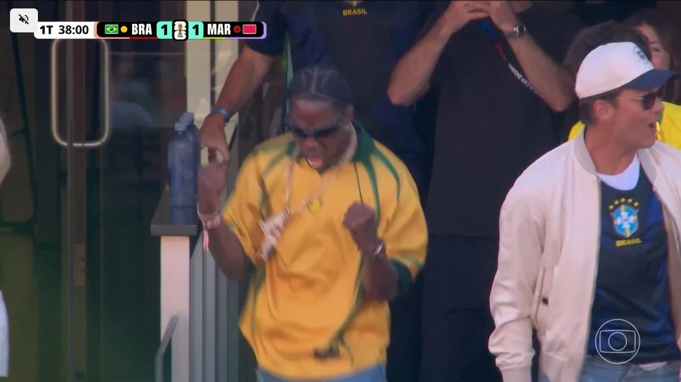 Travis Scott comemora Golaço de Vini Jr na arquibancada