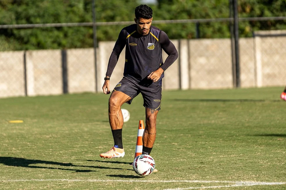time titular do Novorizontino com Gabriel Bahia em treino