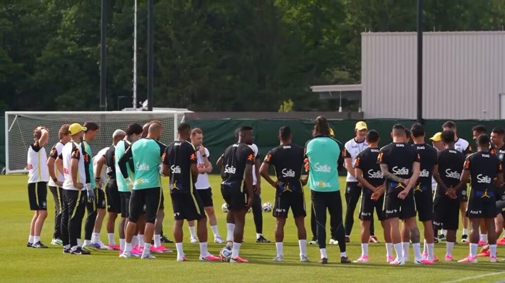 Carlo Ancelotti dirigindo treino da Seleção Brasileira nos Estados Unidos