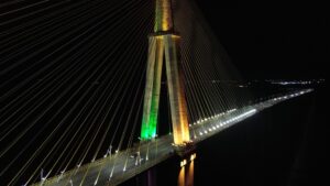 Ponte Rio Negro iluminada em verde e amarelo