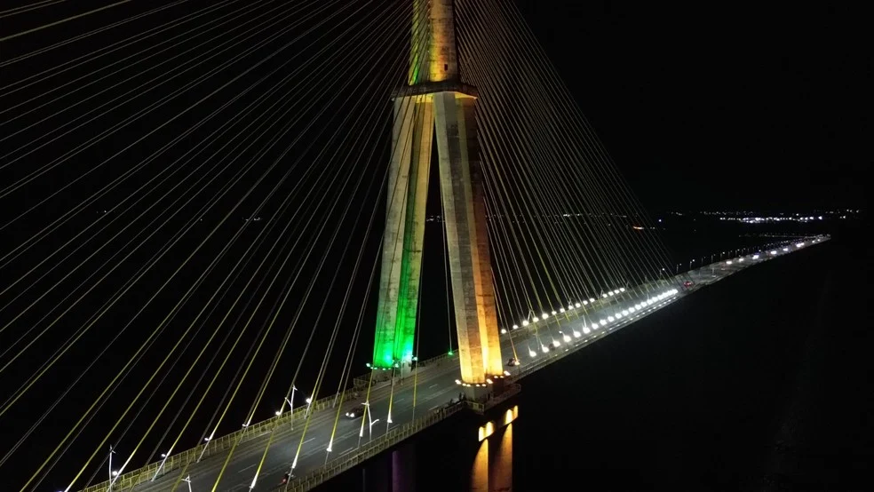 Ponte Rio Negro iluminada em verde e amarelo