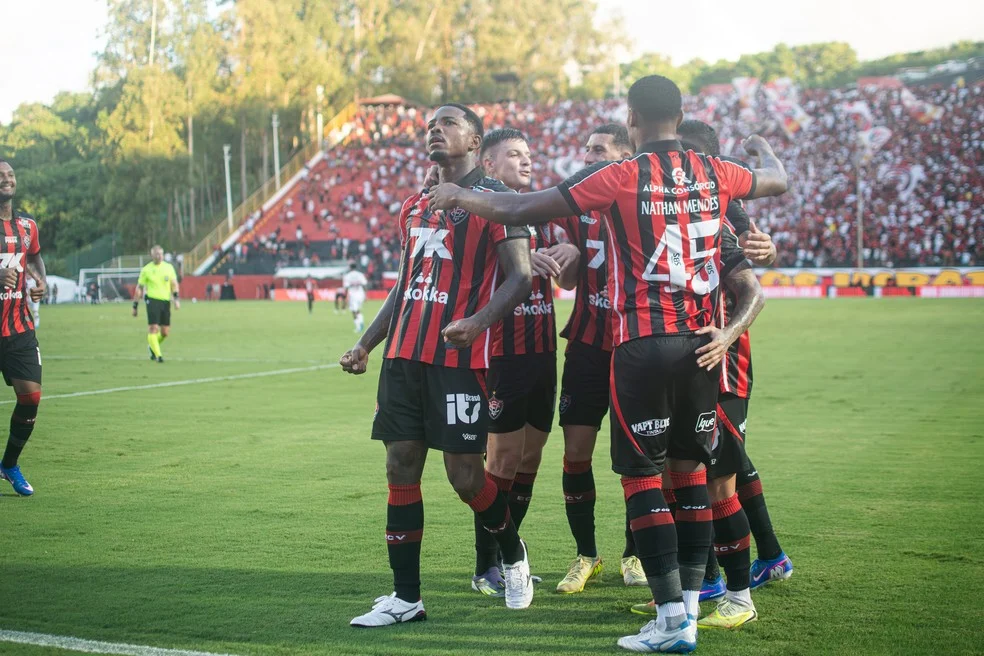 Cacá comemora gol — jogadores emprestados pelo Corinthians