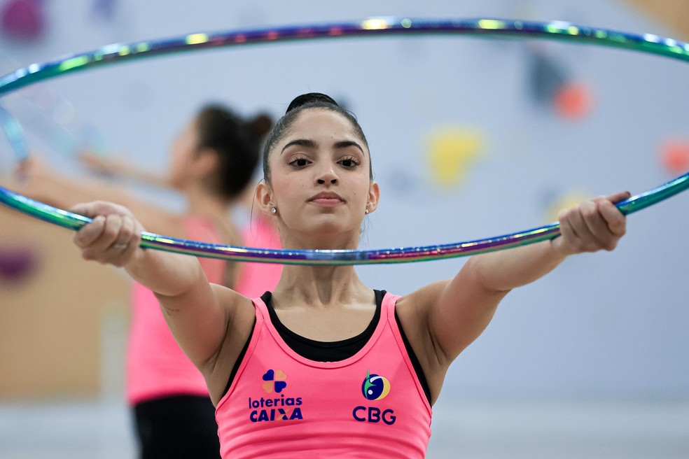Victoria Borges em treino antes do Sul-Americano de ginástica rítmica