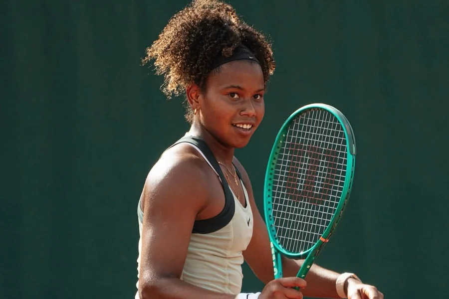 Victória assume ranking em foto sorridente