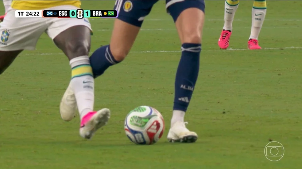 Vini Jr em lance do gol anulado - gol de Vini Jr