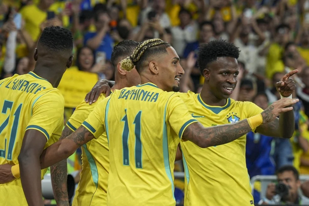 Brasil x Marrocos: Vinícius Jr. e Raphinha em ação — Foto da seleção brasileira