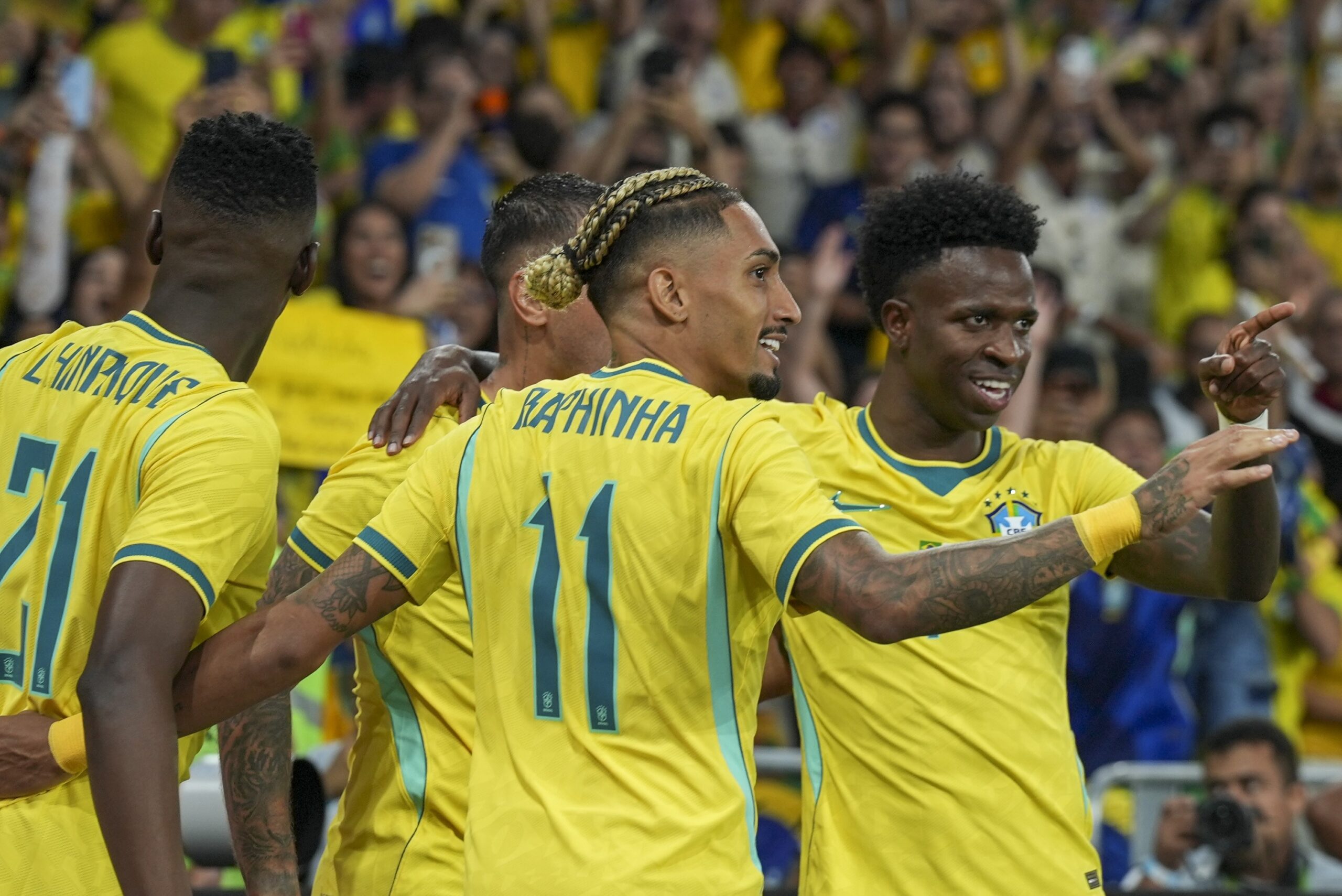 Jogadores da Seleção Brasileira celebrando em campo