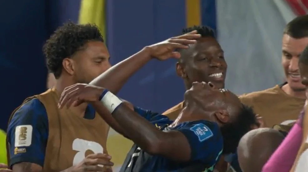 Endrick dá puxão no cabelo de Vini Jr.